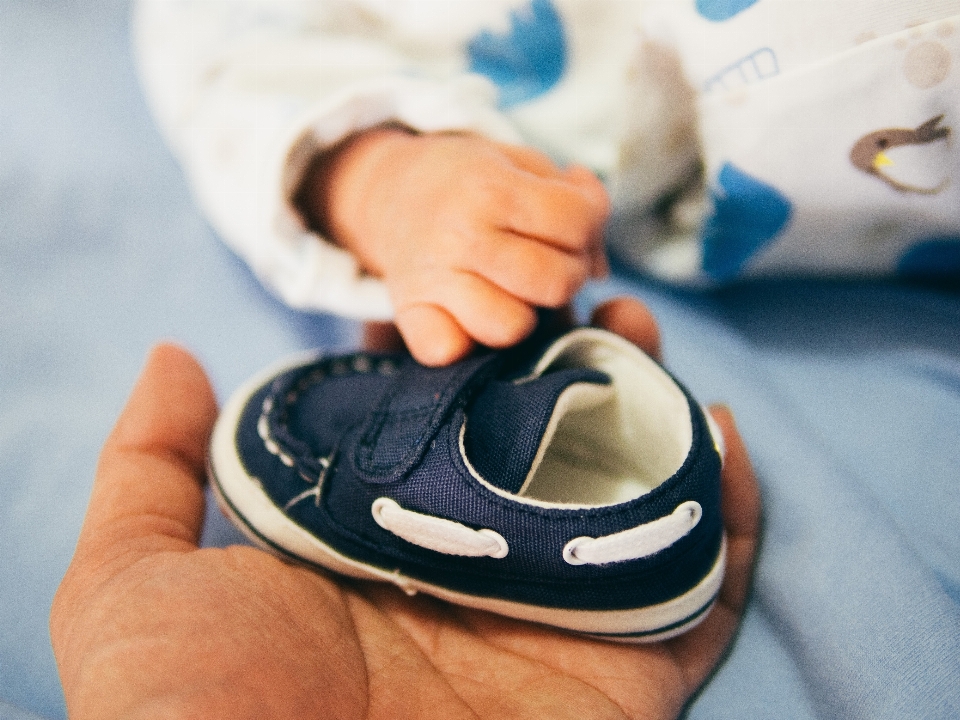 Mano zapato dedo niño