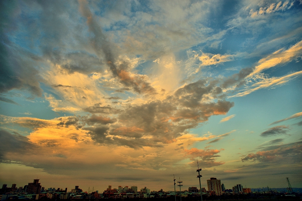 Orizzonte nube cielo sole