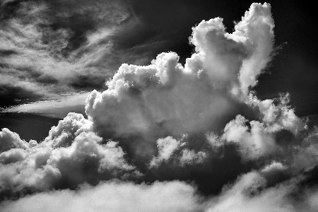 Foto Awan hitam dan putih
 langit putih