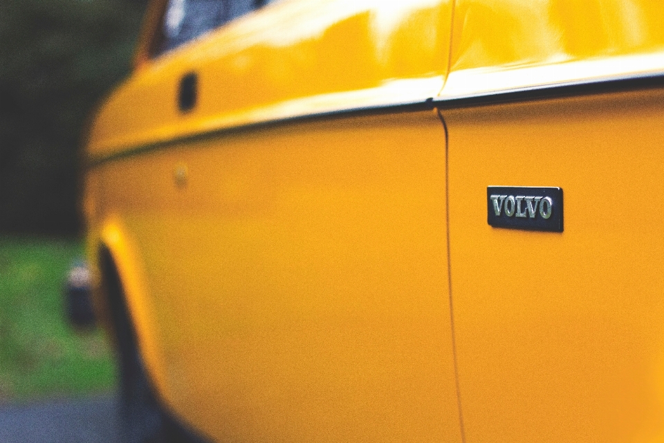 Voiture roue véhicule jaune