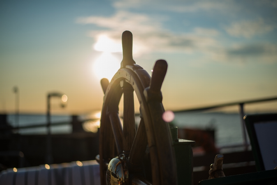 Light sunset wheel statue