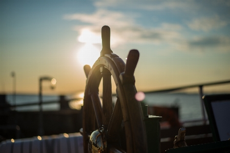 Foto Luz pôr do sol roda estátua