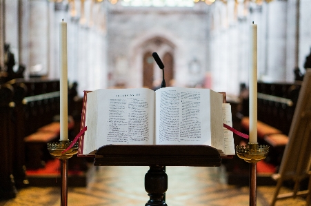 Tisch buch kirche dom Foto