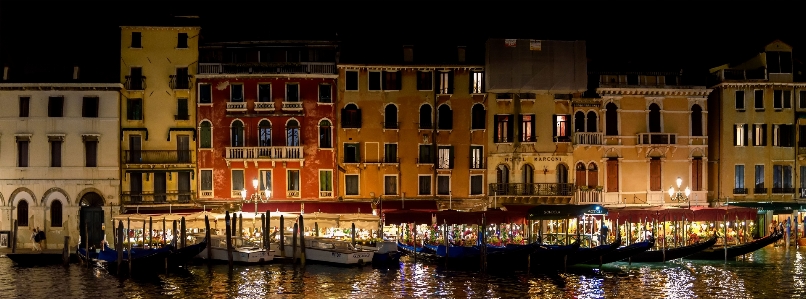 Photo Bateau nuit canal
 paysage urbain