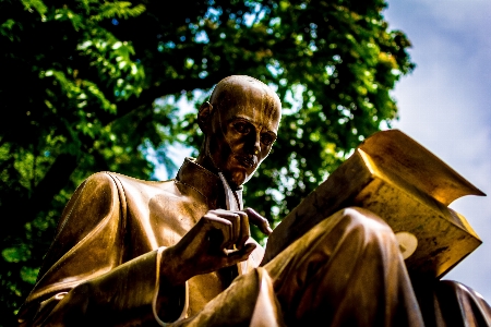 Reading monument statue religion Photo