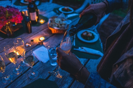 Foto Orang biru teman penuangan