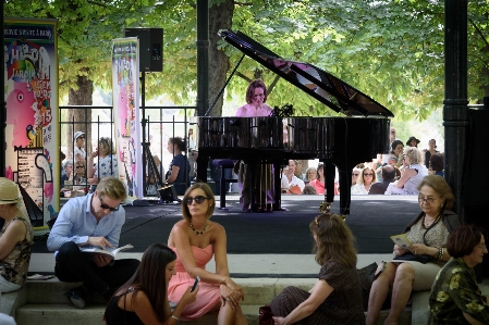 Tree street paris crowd Photo