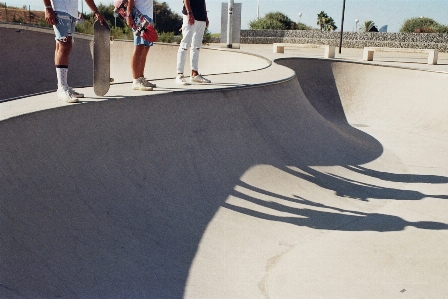 Foto Pria pasir orang skateboard