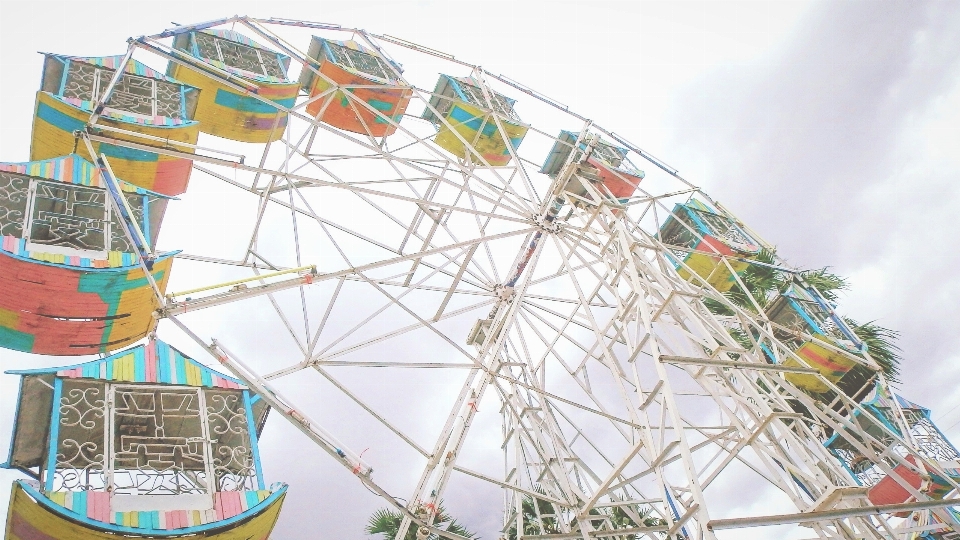 Recreación rueda de la fortuna
 parque atracciones
