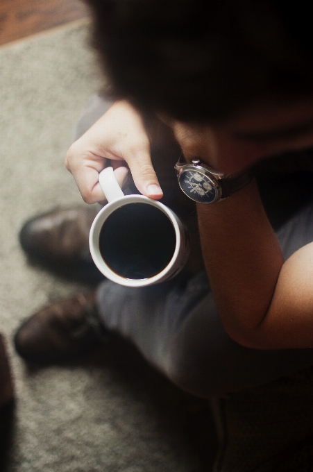 Betrachten hand kaffee männlich