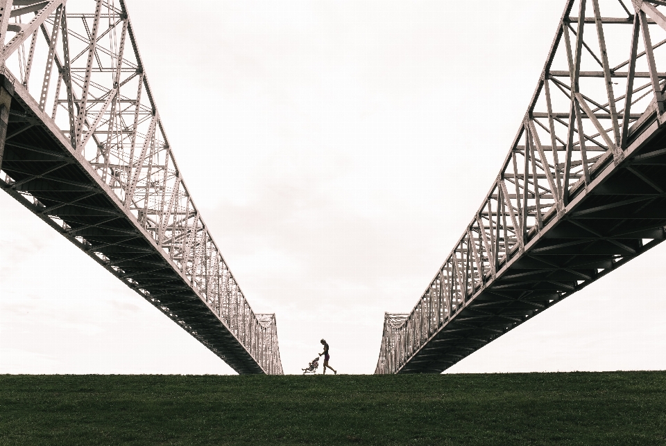 Architettura ponte acciaio sospeso
