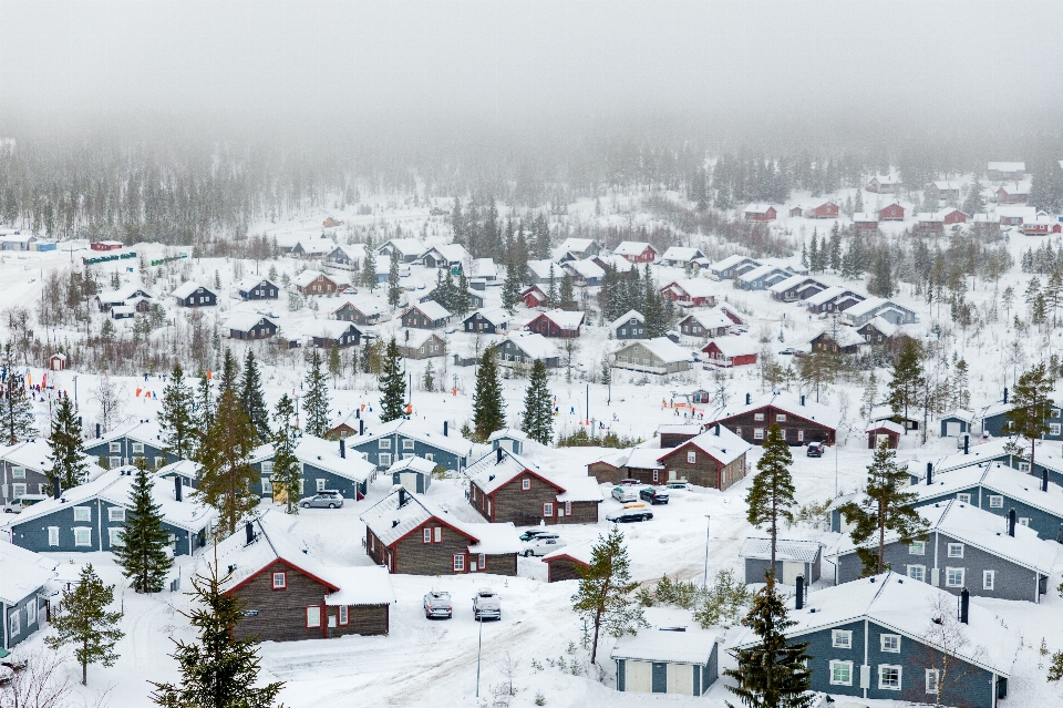 Nevicare inverno casa città