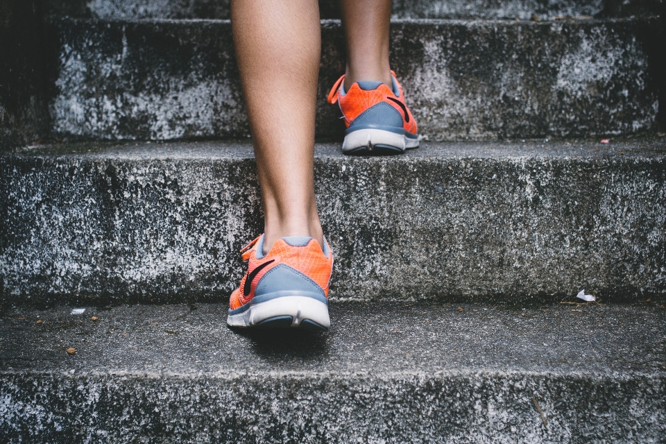 Chaussure escalier en cours jambe