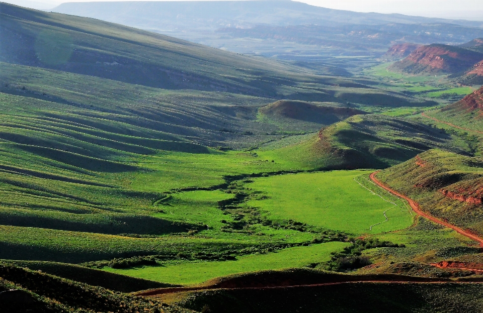 Landschaft berg feld wiese
