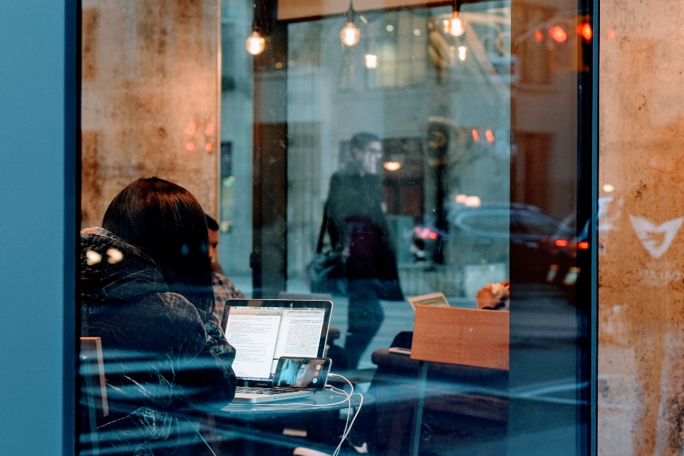 Working walking street window