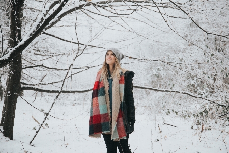 Foto árbol nieve invierno mujer