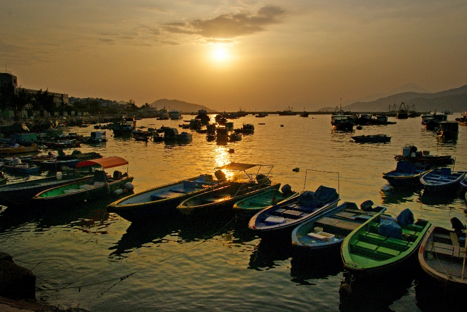 Mare tramonto barca fiume