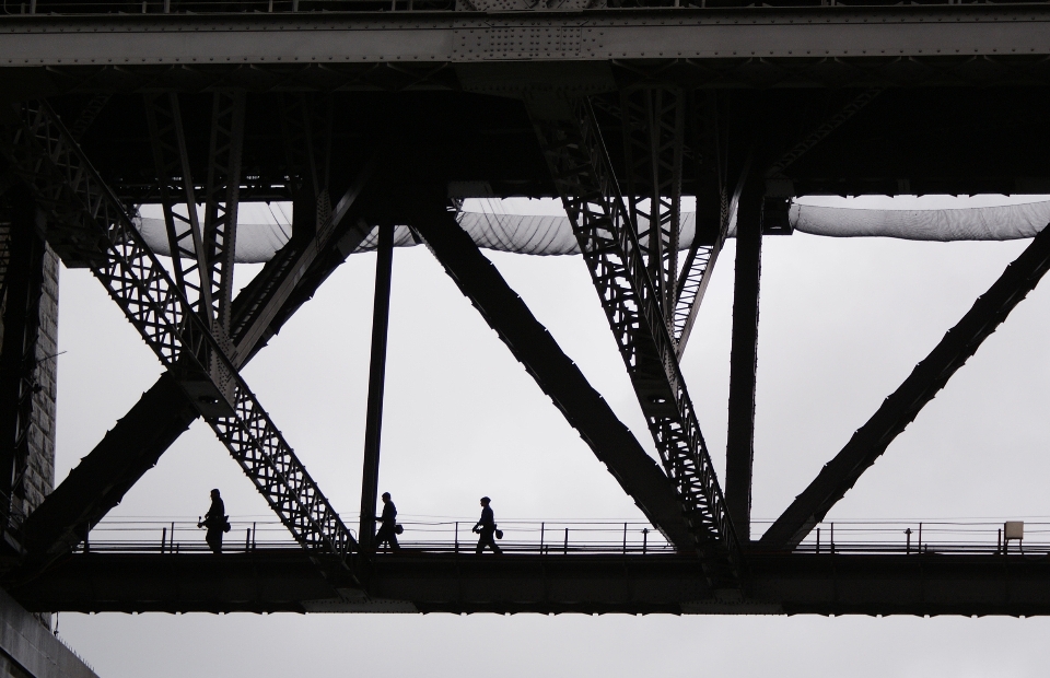 Schwarz und weiß
 weiss brücke Überführung
