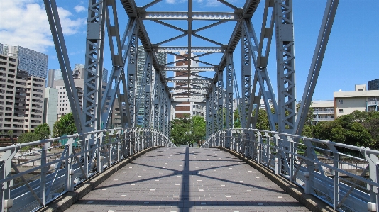 Foto Arsitektur menjembatani jembatan penyeberangan
 gang