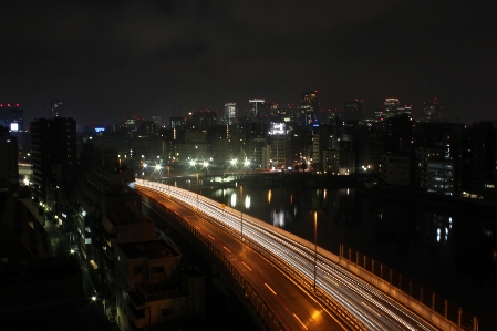 Foto Cakrawala lampu menjembatani kaki langit