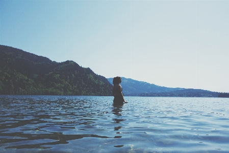 海 水 女性 湖 写真