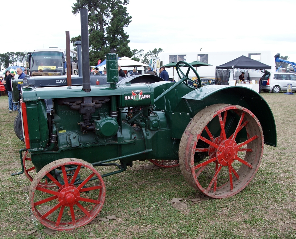 Mobil traktor roda pertanian