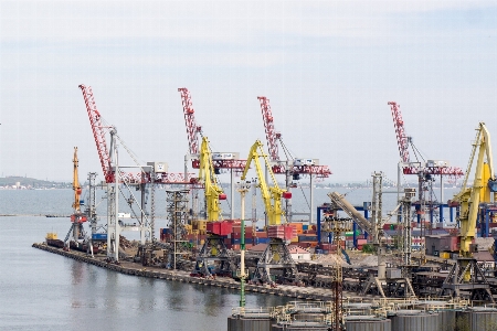 Foto Barco transporte vehículo puerto