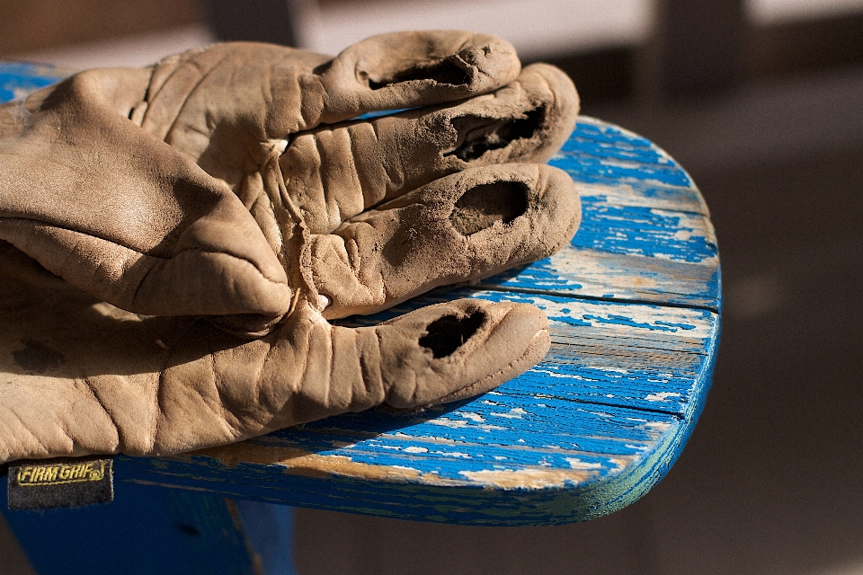 Mano madera guante color