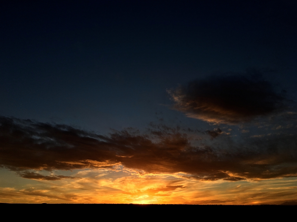 Orizzonte nube cielo sole