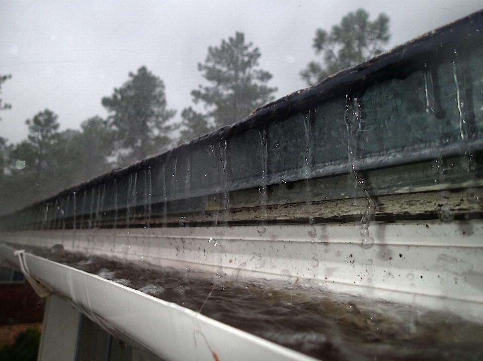 Acqua gocciolare traccia ponte