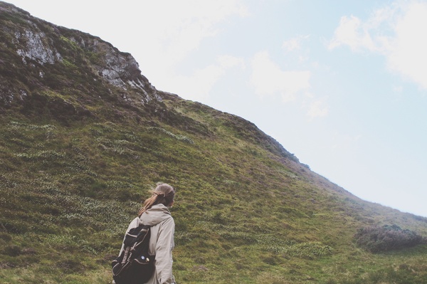 Foto A piedi montagna donna escursionismo
