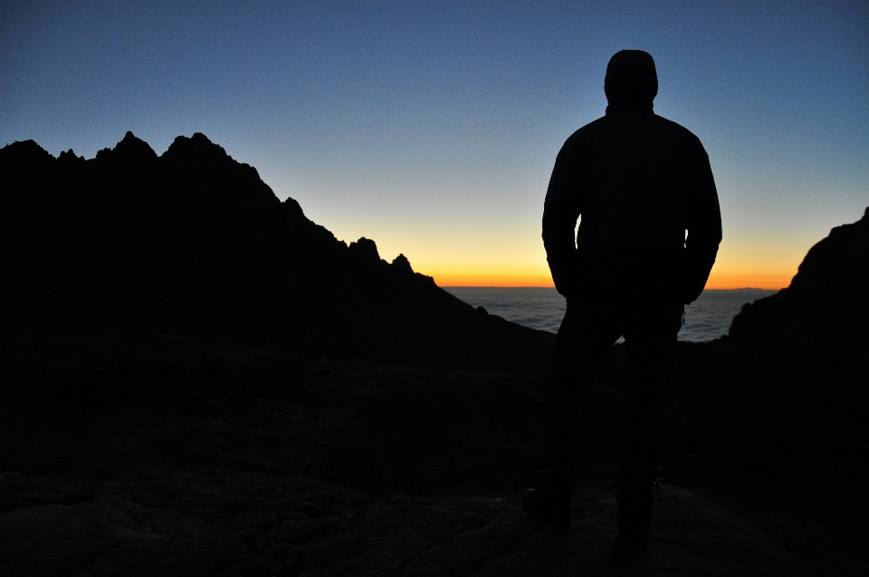 Oceano orizzonte silhouette montagna