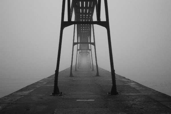 黒と白
 建築 構造 霧 写真