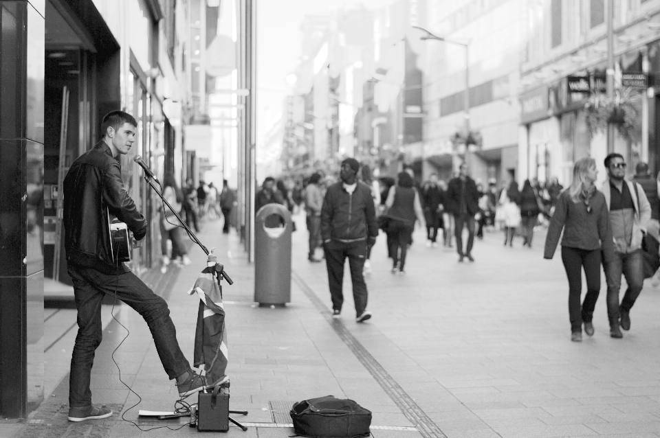 Pedone bianco e nero
 persone strada