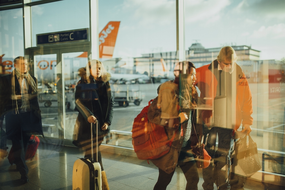 Femme aéroport vol bagage