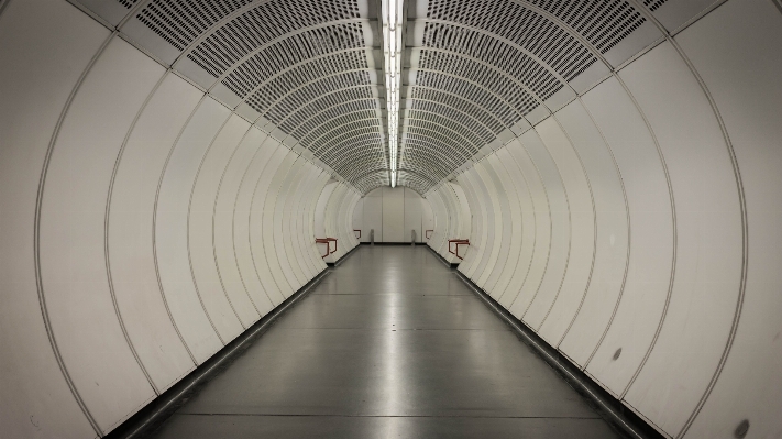 Photo Aile blanc tunnel métro