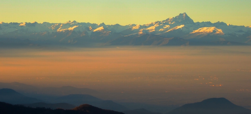 Paesaggio orizzonte montagna nube