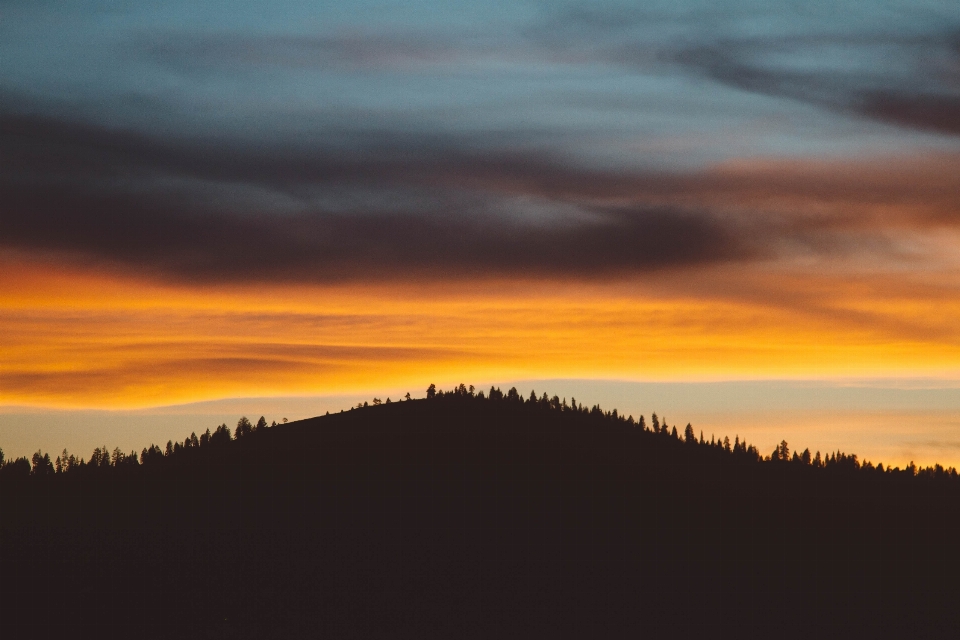 Horizon silhouette montagne nuage